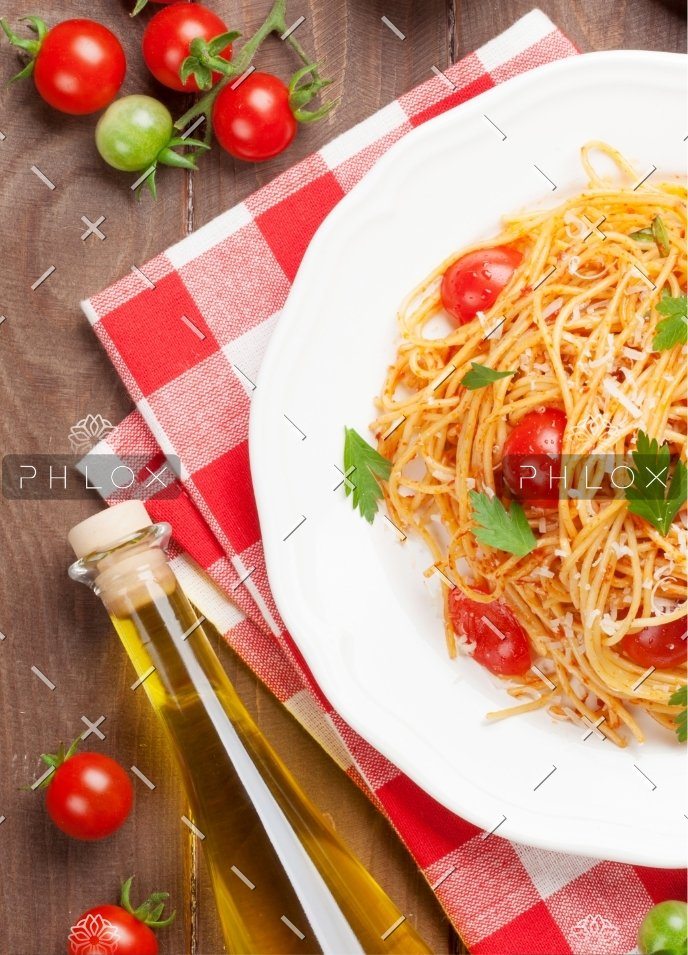 spaghetti-pasta-with-tomatoes-and-parsley-PD3JBZP.jpg